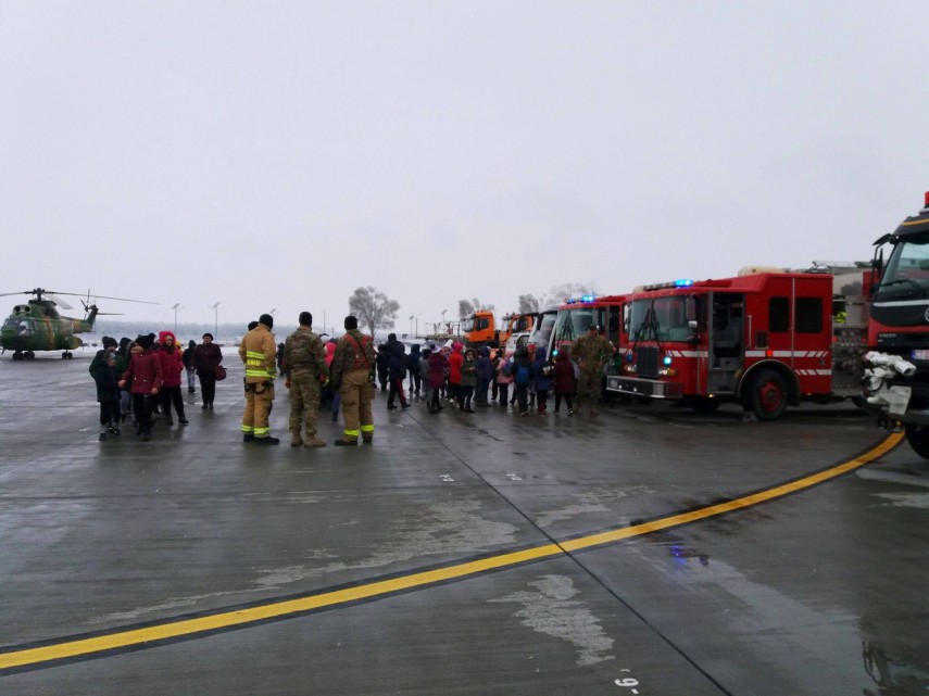 militarii fortelor aeriene romane au prezentat tehnica militara elevilor din judetul constanta evenimentul militarii fortelor aeriene romane au prezentat tehnica militara elevilor din judetul constanta evenimentul