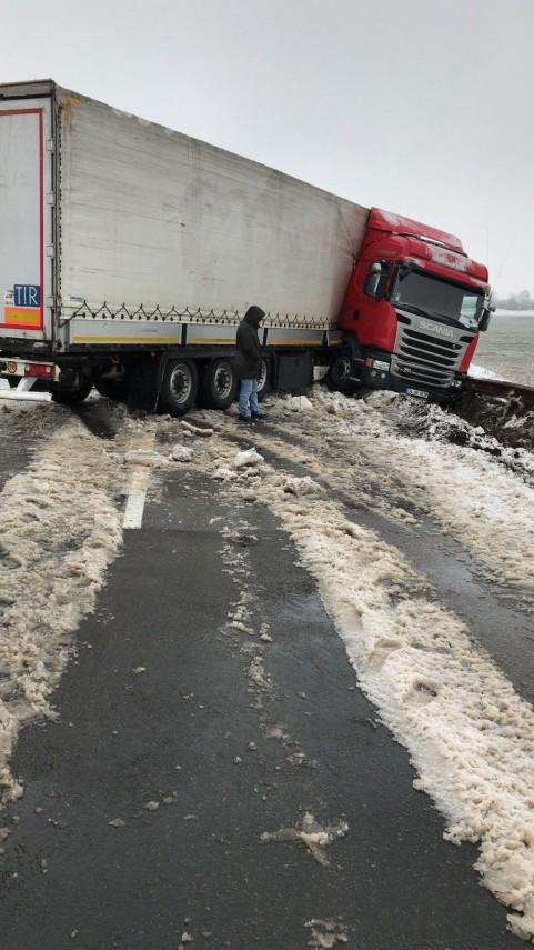 trafic ingreunat pe dn 3 dupa ce un tir a derapat 654798 trafic ingreunat pe dn 3 dupa ce un tir a derapat 654798