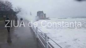 Valuri spectaculoase, azi, la Cazinoul din Constanța. Spre deliciul celor prezenți treceau peste balustradă  