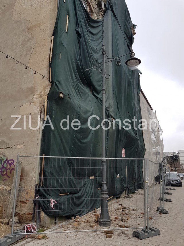 pericol pe strada traian din constanta au inceput sa cada caramizi din zidurile cladirilor vechi fotoreportaj pericol pe strada traian din constanta au inceput sa cada caramizi din zidurile cladirilor vechi fotoreportaj