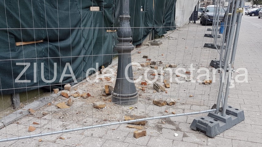pericol pe strada traian din constanta au inceput sa cada caramizi din zidurile cladirilor vechi fotoreportaj pericol pe strada traian din constanta au inceput sa cada caramizi din zidurile cladirilor vechi fotoreportaj
