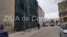 Pericol pe strada Traian din Constanța. Au început să cadă cărămizi din zidurile clădirilor vechi (fotoreportaj+video)