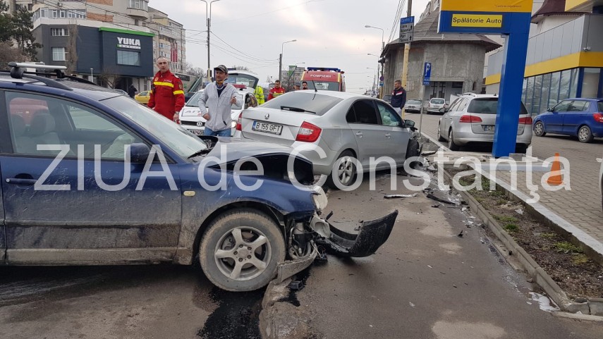 imagini de la eveniment impact violent intre doua masini in constanta pe bulevardul tomis o persoana imagini de la eveniment impact violent intre doua masini in constanta pe bulevardul tomis o persoana