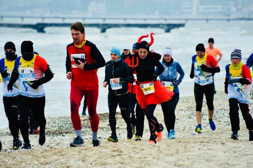 carmina capitanu a facut senzatie la maratonul nisipului a alergat si o diavolita a avut numarul de concurs carmina capitanu a facut senzatie la maratonul nisipului a alergat si o diavolita a avut numarul de concurs