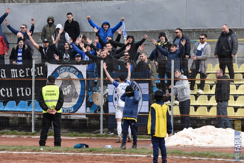 un tanar in scaun cu rotile si tatal sau lilian badea care e primarul comunei ograda invitati ai ssc un tanar in scaun cu rotile si tatal sau lilian badea care e primarul comunei ograda invitati ai ssc