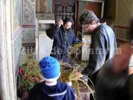 „Vin Floriile cu soare şi soarele cu Florii“  Duminică prăznuim cea mai importantă sărbătoare care vesteşte Paştele. După slujbă se mănâncă muguri de salcie