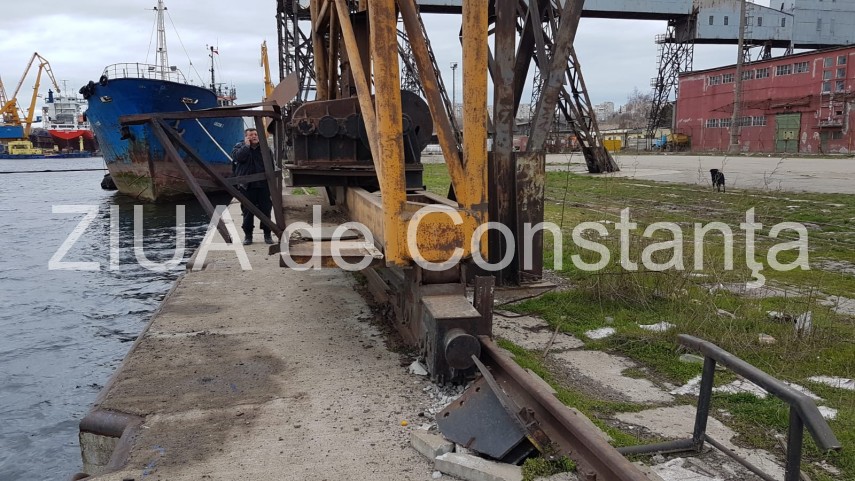 o macara a cazut in mare in dana 23 a portului constanta 655488 o macara a cazut in mare in dana 23 a portului constanta 655488