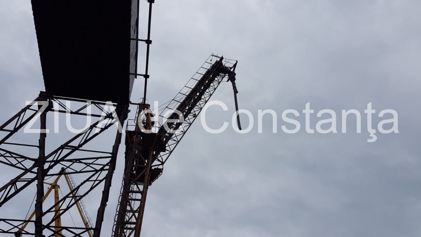 o macara a cazut in mare in dana 23 a portului constanta 655488 o macara a cazut in mare in dana 23 a portului constanta 655488