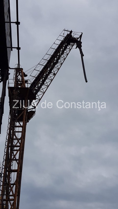 o macara a cazut in mare in dana 23 a portului constanta 655488 o macara a cazut in mare in dana 23 a portului constanta 655488