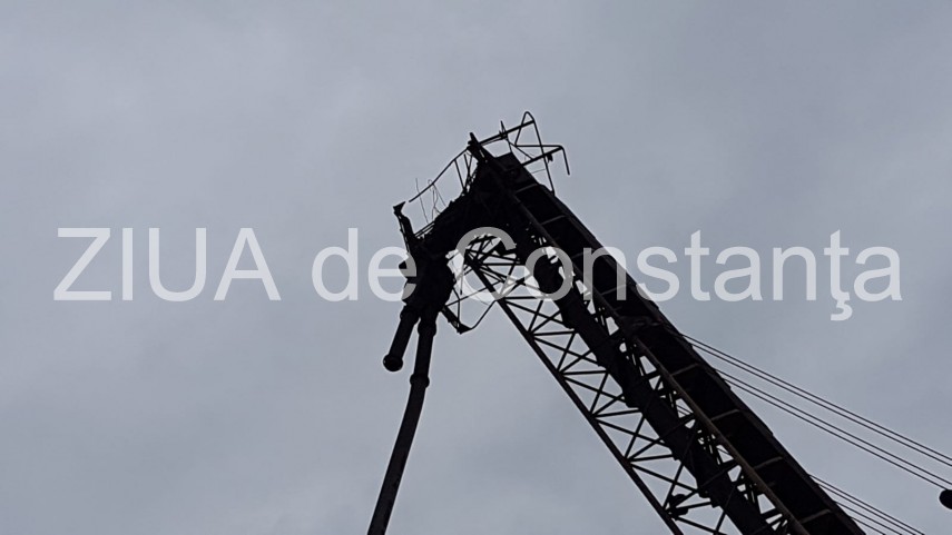 o macara a cazut in mare in dana 23 a portului constanta 655488 o macara a cazut in mare in dana 23 a portului constanta 655488