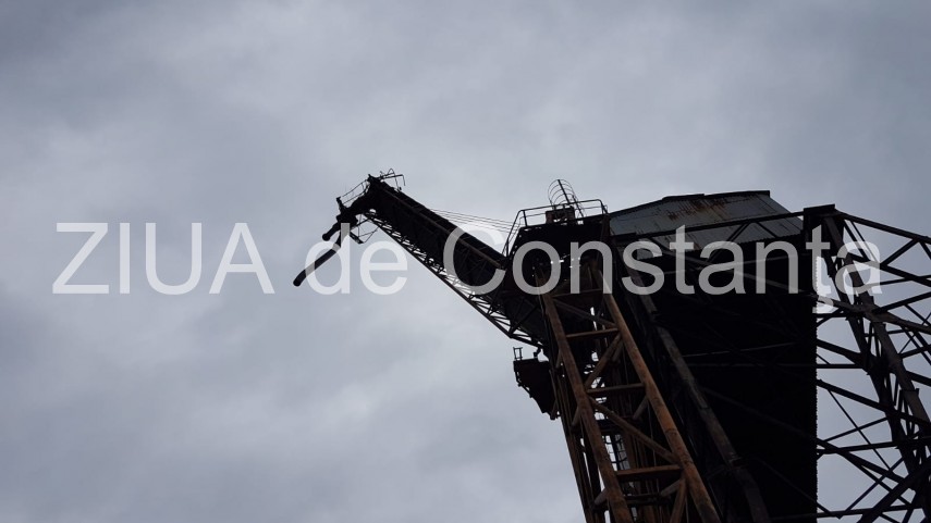 o macara a cazut in mare in dana 23 a portului constanta 655488 o macara a cazut in mare in dana 23 a portului constanta 655488