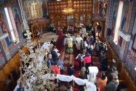 În sfânta zi a Floriilor  Şapte copii aflaţi în asistenţă maternală, botezaţi la Cumpăna (galerie foto)