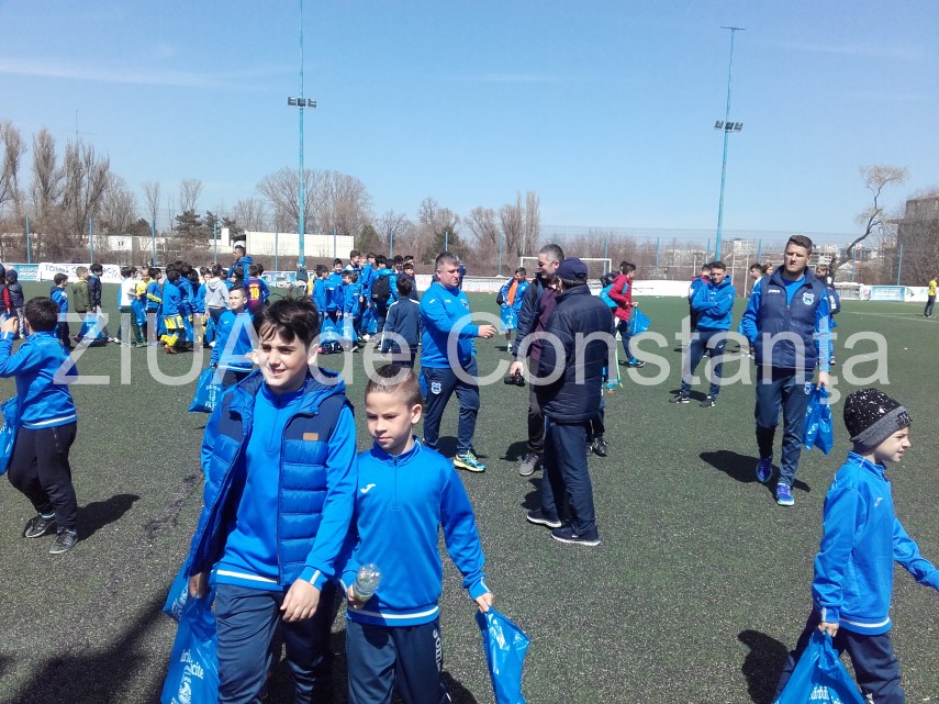 copiii academiei de fotbal farul constanta au primit cadouri cu ocazia sarbatorilor pascale 655765