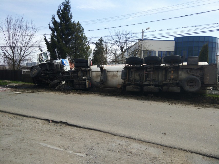 alerta autocisterna incarcata cu gaz rasturnata pe o strada din ploiesti intervin pompierii galerie foto alerta autocisterna incarcata cu gaz rasturnata pe o strada din ploiesti intervin pompierii galerie foto