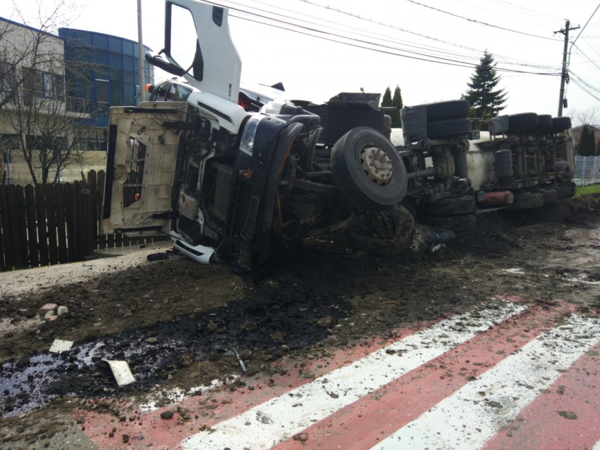 alerta autocisterna incarcata cu gaz rasturnata pe o strada din ploiesti intervin pompierii galerie foto alerta autocisterna incarcata cu gaz rasturnata pe o strada din ploiesti intervin pompierii galerie foto