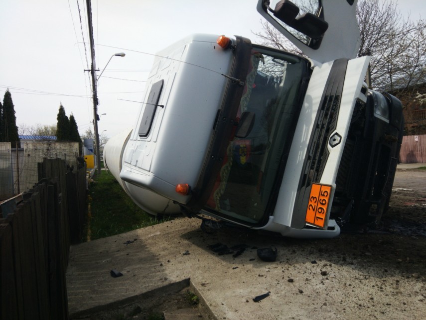 alerta autocisterna incarcata cu gaz rasturnata pe o strada din ploiesti intervin pompierii galerie foto alerta autocisterna incarcata cu gaz rasturnata pe o strada din ploiesti intervin pompierii galerie foto