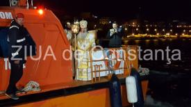 ÎPS Teodosie a adus Lumina de Înviere cu șalupa. Vântul de pe mare a încurcat un pic socotelile (galerie foto+video)