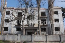 Ruine şi gunoaie pe strada Munţii Tatra  Fostul sediu al Spitalului Universitar CF Constanţa, uitat de autorităţi? Ce spun reprezentanţii DSP Constanţa (galerie foto)