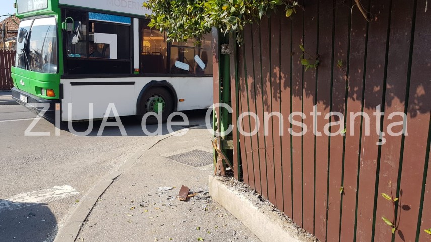 imagini de la eveniment carambol pe strada mester manole din constanta ambulanta smurd la fata locului imagini de la eveniment carambol pe strada mester manole din constanta ambulanta smurd la fata locului