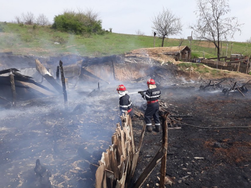 incendiu violent in localitatea greci judetul tulcea de la ce a pornit focul pompierii au intervenit incendiu violent in localitatea greci judetul tulcea de la ce a pornit focul pompierii au intervenit