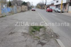 Constănţenii, deranjaţi de felul în care arată strada Primăverii  „Bordurile şi trotuarul sunt ca după bombardament“ (galerie foto)