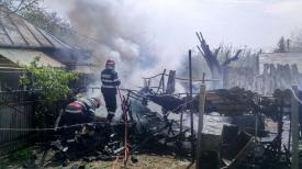 Tulcea. Explozie la anexele unor gospodării din oraşul Măcin. Intervin pompierii (galerie foto)