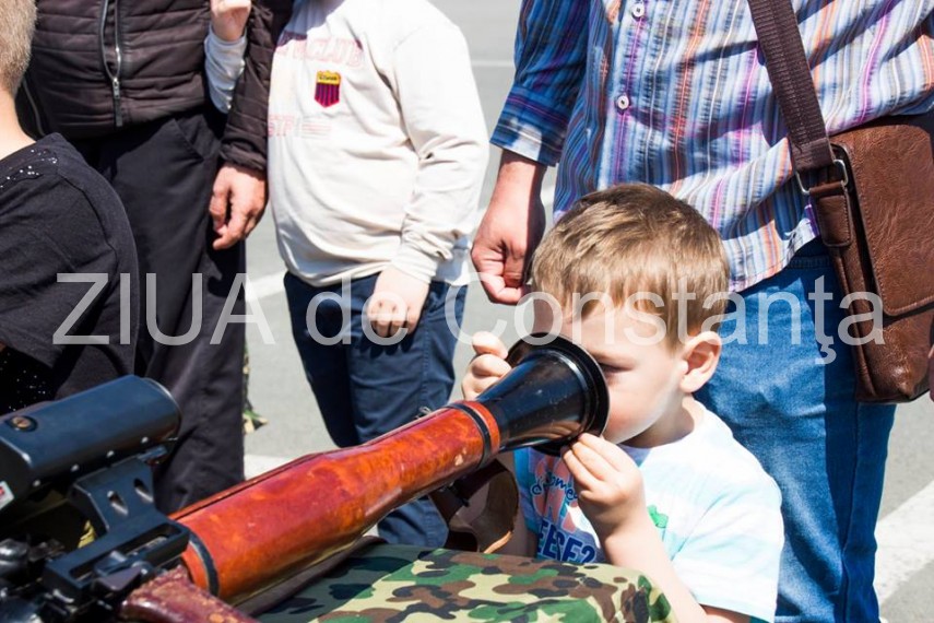 constanta armamentul militarilor de la brigada 9 mecanizata marasesti bucuria copiilor fotografii de constanta armamentul militarilor de la brigada 9 mecanizata marasesti bucuria copiilor fotografii de