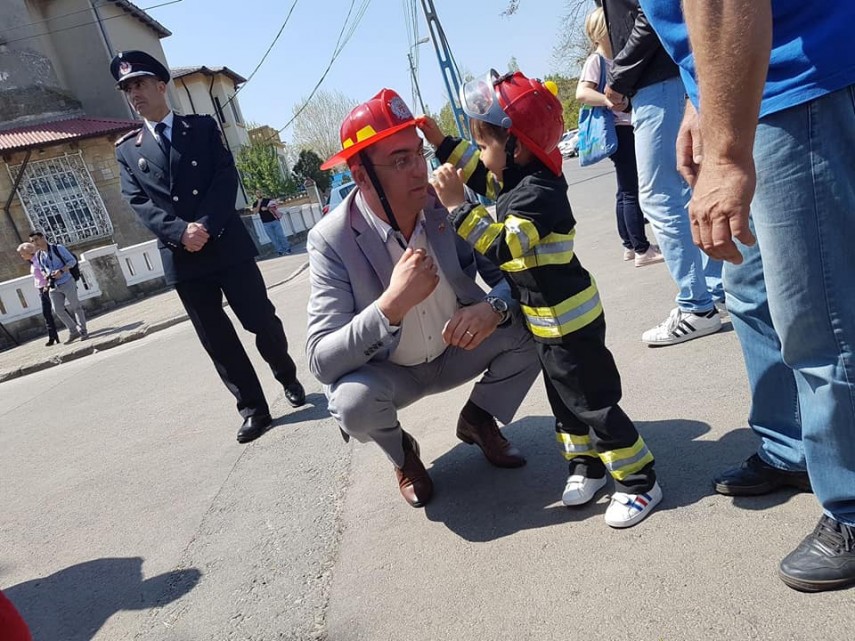 adevarul ro cine este copilul imbracat in pompier care a intampinat o pe carmen dan ministrul afacerilor adevarul ro cine este copilul imbracat in pompier care a intampinat o pe carmen dan ministrul afacerilor