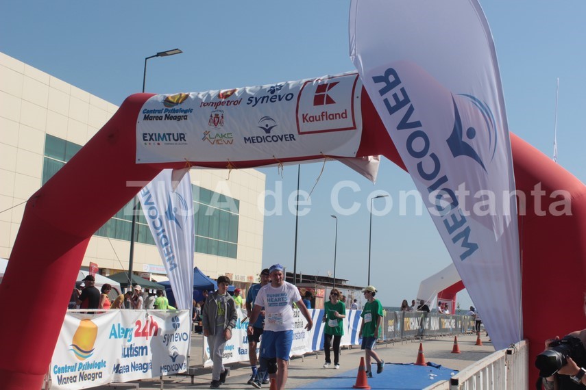 romanii stiu sa lucreze in echipa carpii au incheiat pe primul loc din 41 de formatii ultramaratonul romanii stiu sa lucreze in echipa carpii au incheiat pe primul loc din 41 de formatii ultramaratonul