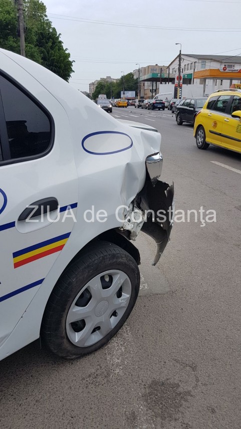 imagini de la eveniment constanta masina politiei avariata in urma unui accident rutier pe strada dezrobirii imagini de la eveniment constanta masina politiei avariata in urma unui accident rutier pe strada dezrobirii