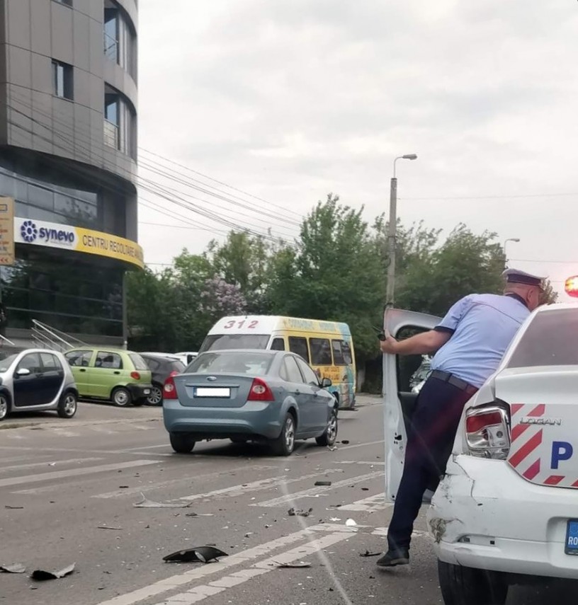 imagini de la eveniment constanta masina politiei avariata in urma unui accident rutier pe strada dezrobirii imagini de la eveniment constanta masina politiei avariata in urma unui accident rutier pe strada dezrobirii