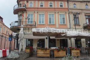 O constănţeancă, supărată pe Nikos Greek Taverna de lângă statuia Lupoaicei, din cauza meselor din stradă. Ce spune administratorul restaurantului (galerie foto)