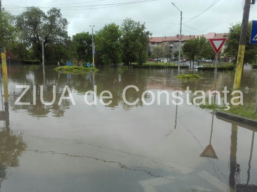 prapad la techirghiol sens giratoriu acoperit de apa dupa o ploaie torentiala o masina blocata in apa prapad la techirghiol sens giratoriu acoperit de apa dupa o ploaie torentiala o masina blocata in apa