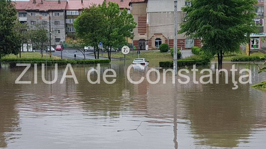 prapad la techirghiol sens giratoriu acoperit de apa dupa o ploaie torentiala o masina blocata in apa prapad la techirghiol sens giratoriu acoperit de apa dupa o ploaie torentiala o masina blocata in apa