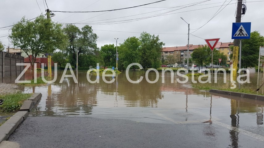 prapad la techirghiol sens giratoriu acoperit de apa dupa o ploaie torentiala o masina blocata in apa prapad la techirghiol sens giratoriu acoperit de apa dupa o ploaie torentiala o masina blocata in apa