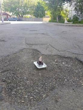 Imaginea zileiO groapă din Năvodari a fost aniversată pe Facebook! A avut chiar și tort! 