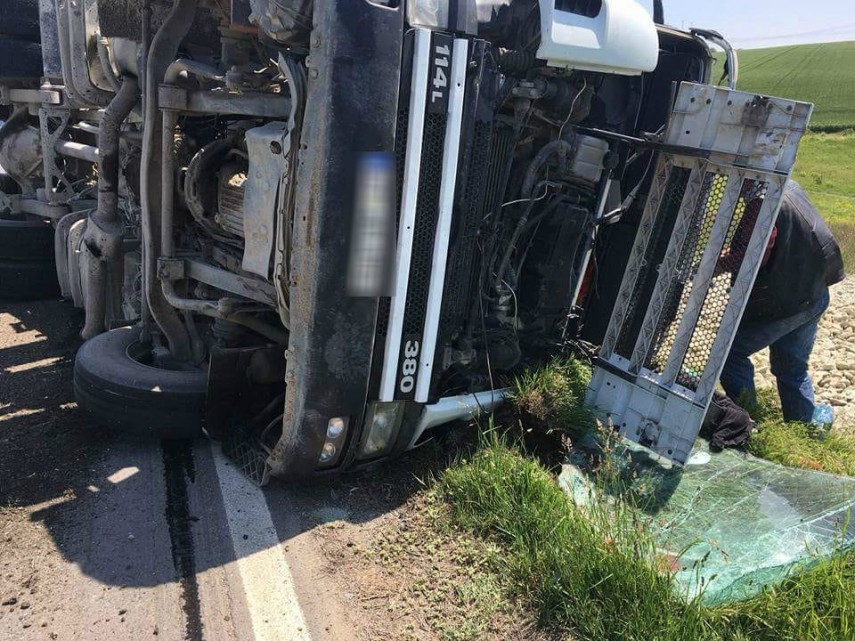 judetul constanta tir rasturnat intre localitatile deleni si pietreni 659011 judetul constanta tir rasturnat intre localitatile deleni si pietreni 659011