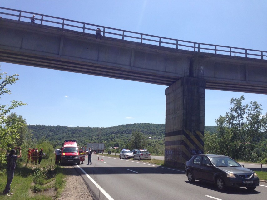 tentativa de suicid pe dn1 un barbat ameninta ca se arunca de pe un pod o masina de politie aflata in tentativa de suicid pe dn1 un barbat ameninta ca se arunca de pe un pod o masina de politie aflata in
