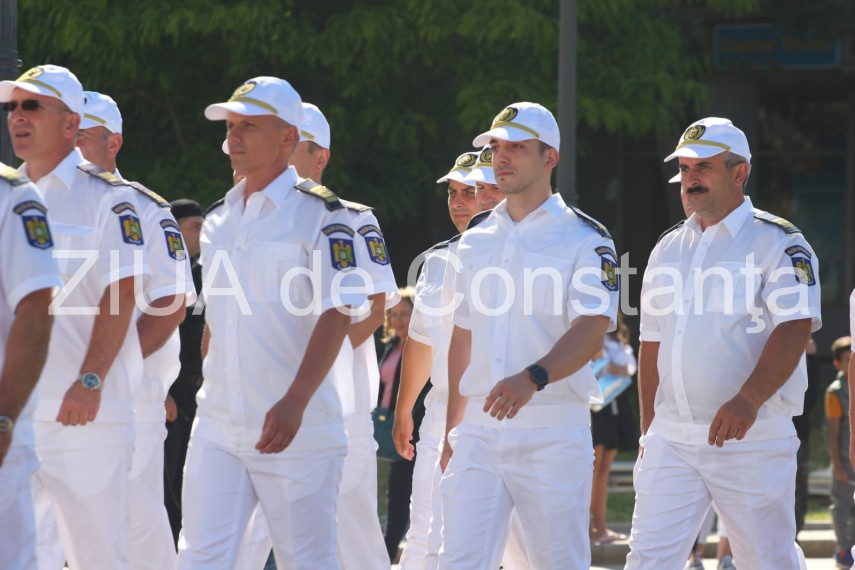 ziua constantei treceti batalioane prin fata primarului forte militare si politienesti la defilare mesajul ziua constantei treceti batalioane prin fata primarului forte militare si politienesti la defilare mesajul