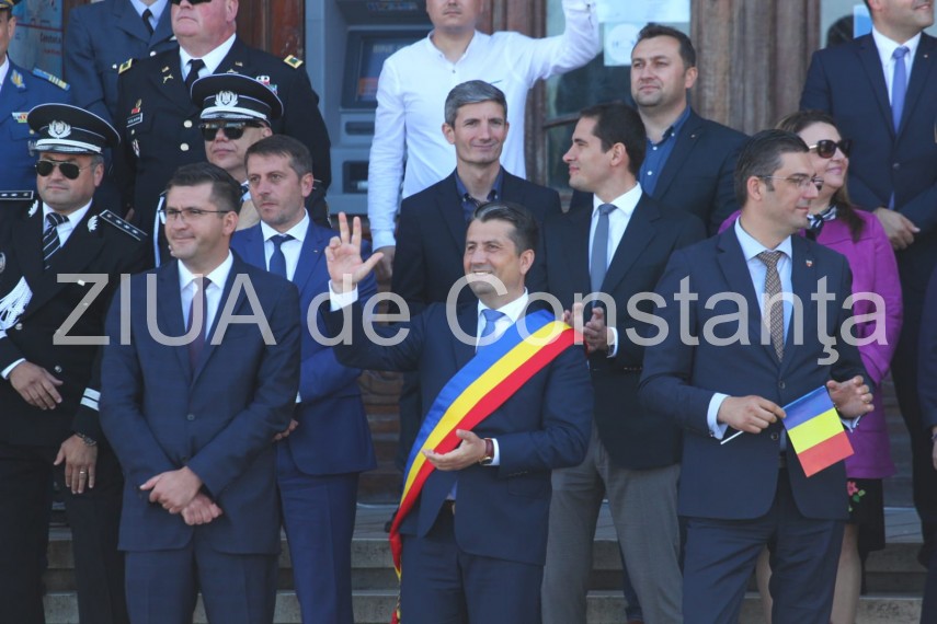 ziua constantei treceti batalioane prin fata primarului forte militare si politienesti la defilare mesajul ziua constantei treceti batalioane prin fata primarului forte militare si politienesti la defilare mesajul