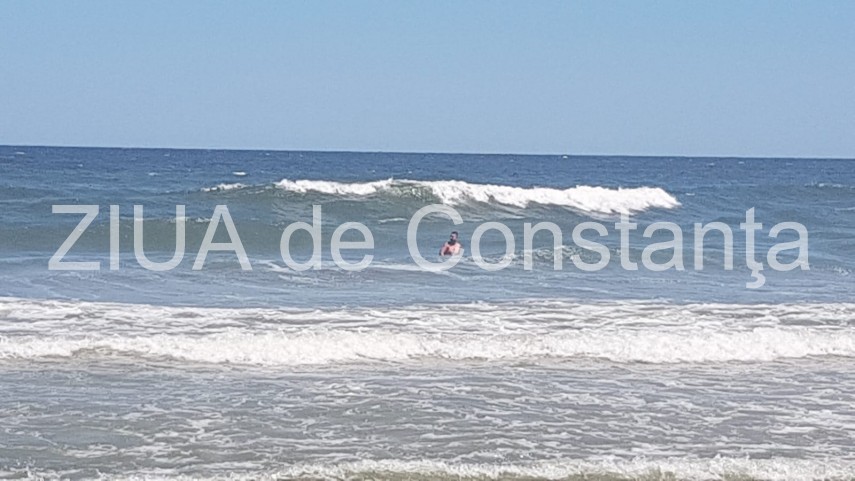 barbat atentionat de un jandarm sa iasa din valuri este arborat steagul rosu galerie foto 660100 barbat atentionat de un jandarm sa iasa din valuri este arborat steagul rosu galerie foto 660100