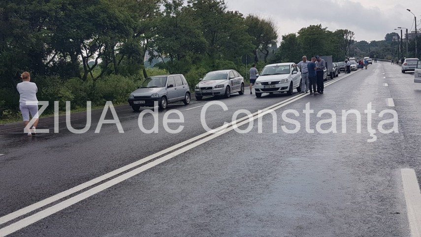 trafic infernal pe dn39 din cauza accidentului dintre cele doua eforii circulatia rutiera a fost oprita trafic infernal pe dn39 din cauza accidentului dintre cele doua eforii circulatia rutiera a fost oprita