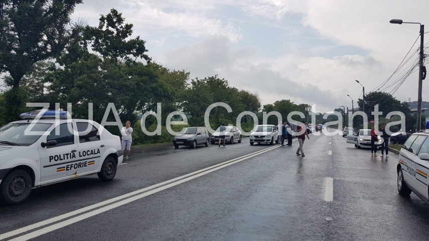 trafic infernal pe dn39 din cauza accidentului dintre cele doua eforii circulatia rutiera a fost oprita trafic infernal pe dn39 din cauza accidentului dintre cele doua eforii circulatia rutiera a fost oprita