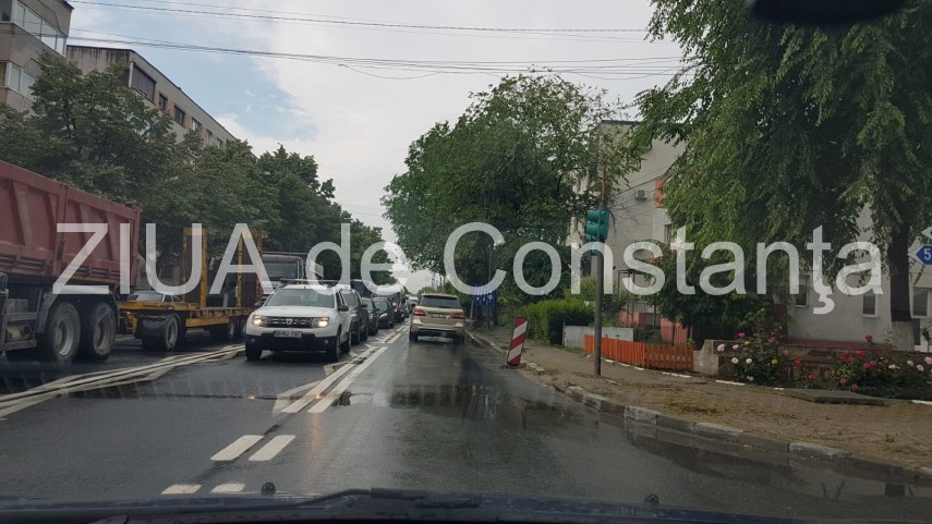 trafic infernal pe dn39 din cauza accidentului dintre cele doua eforii circulatia rutiera a fost oprita trafic infernal pe dn39 din cauza accidentului dintre cele doua eforii circulatia rutiera a fost oprita