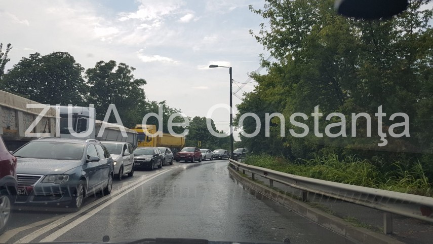 trafic infernal pe dn39 din cauza accidentului dintre cele doua eforii circulatia rutiera a fost oprita trafic infernal pe dn39 din cauza accidentului dintre cele doua eforii circulatia rutiera a fost oprita
