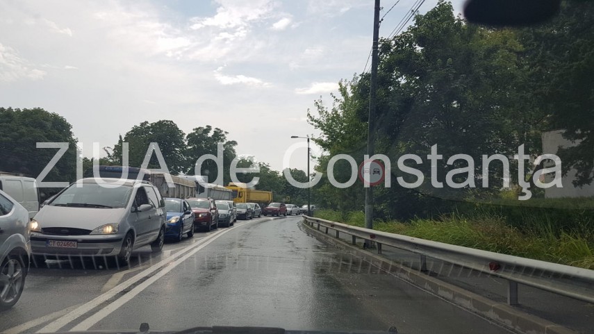 trafic infernal pe dn39 din cauza accidentului dintre cele doua eforii circulatia rutiera a fost oprita trafic infernal pe dn39 din cauza accidentului dintre cele doua eforii circulatia rutiera a fost oprita