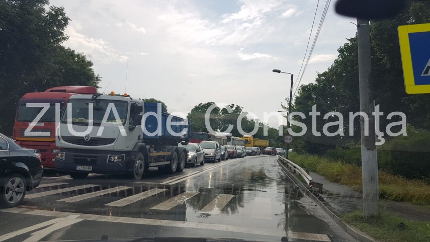 trafic infernal pe dn39 din cauza accidentului dintre cele doua eforii circulatia rutiera a fost oprita trafic infernal pe dn39 din cauza accidentului dintre cele doua eforii circulatia rutiera a fost oprita