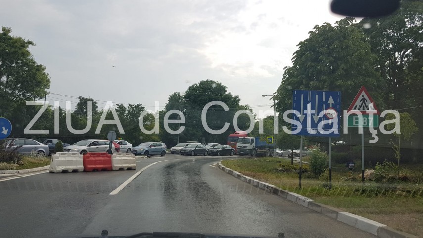 trafic infernal pe dn39 din cauza accidentului dintre cele doua eforii circulatia rutiera a fost oprita trafic infernal pe dn39 din cauza accidentului dintre cele doua eforii circulatia rutiera a fost oprita