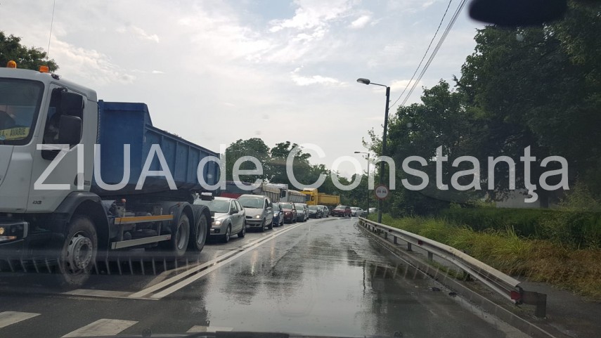 trafic infernal pe dn39 din cauza accidentului dintre cele doua eforii circulatia rutiera a fost oprita trafic infernal pe dn39 din cauza accidentului dintre cele doua eforii circulatia rutiera a fost oprita