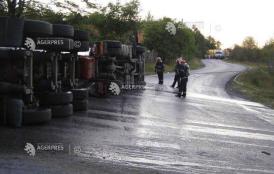 Pericol de explozie pe DN2. O autocisternă încărcată cu un lichid inflamabil s-a răsturnat